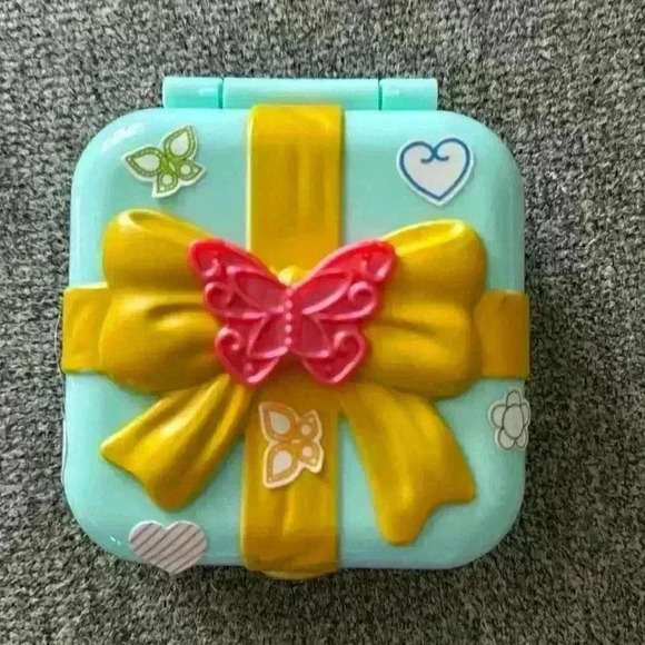 Polly Pocket Green Compact Butterfly Park Garden Picnic with Doll & Snail GDK79 - Picture 1 of 6